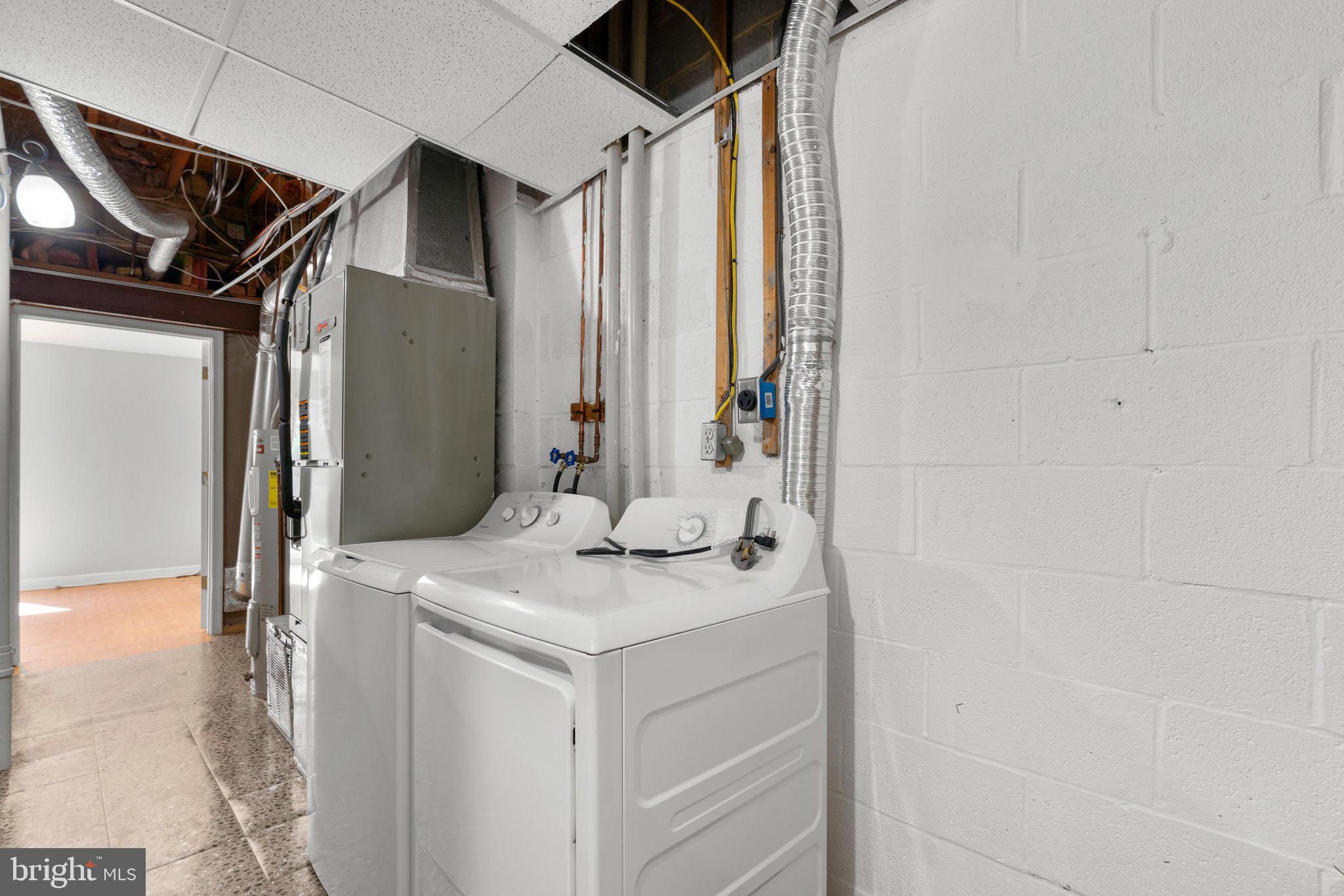 9130 Bobwhite Circle Gaithersburg, MD 20879 - Photo 33 of 36 a bathroom with a sink and a mirror
