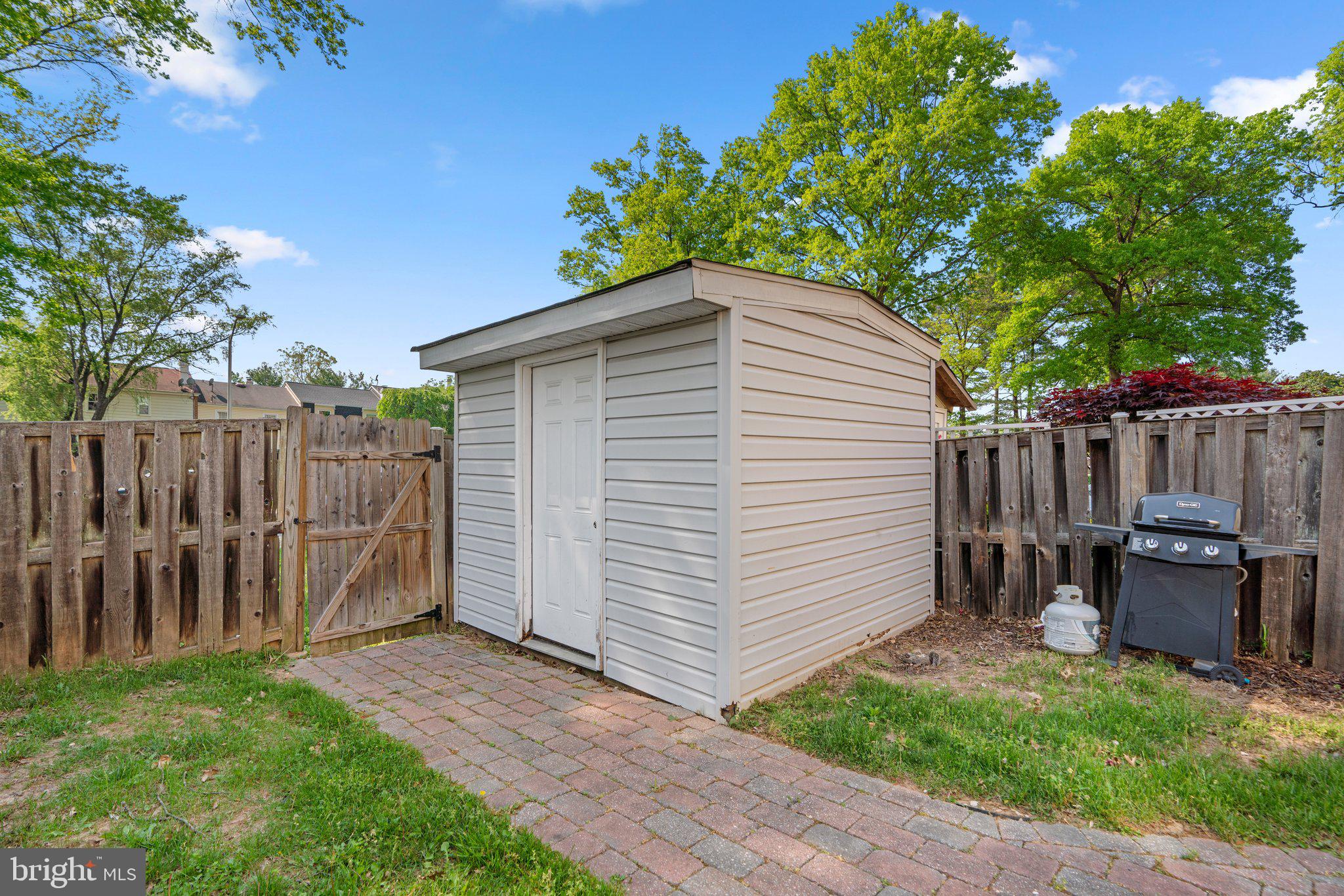 9130 Bobwhite Circle Gaithersburg, MD 20879 - Photo 35 of 36 a view of a backyard with wooden fence and a large tree