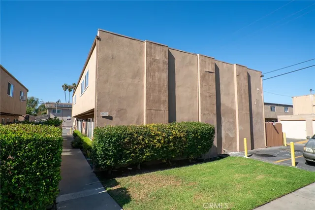 a view of a back yard of the house