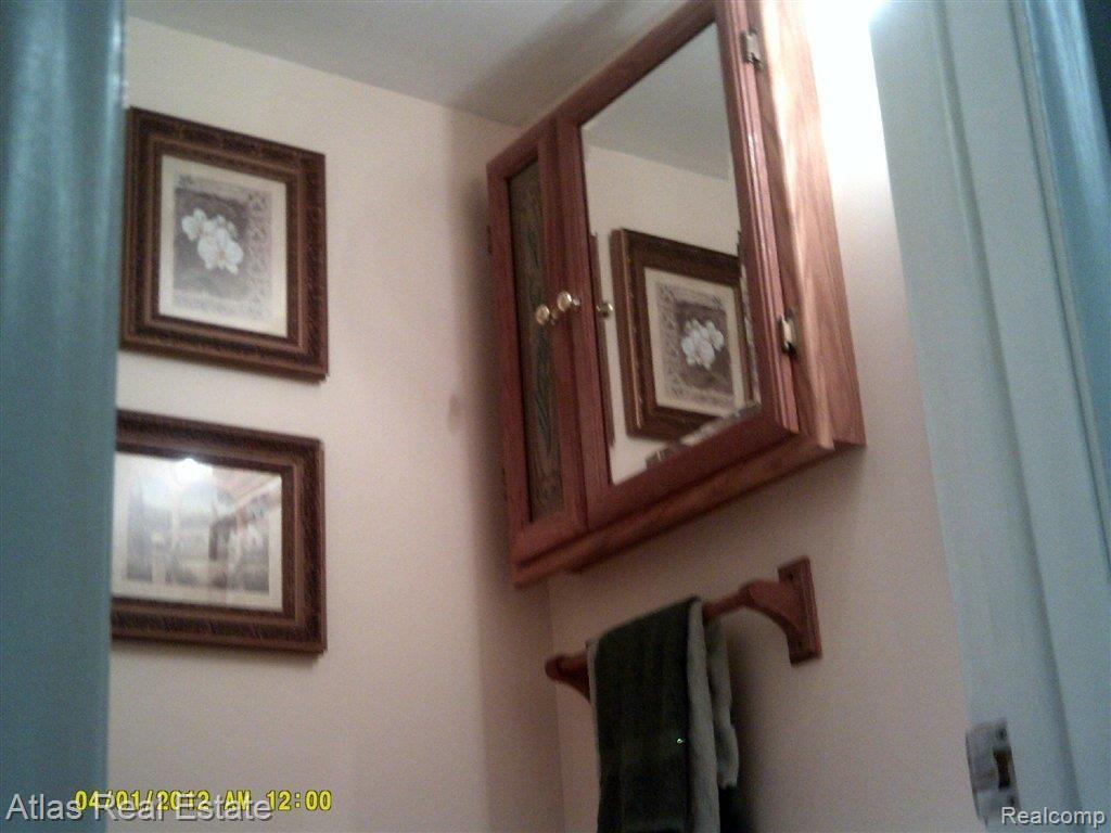 940 Springview Drive Flushing, MI 48433 - Photo 20 of 22 Half Bath.jpg