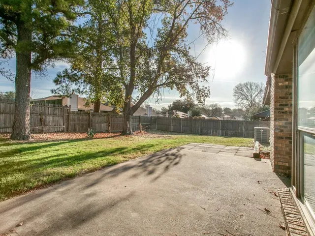 a view of a backyard