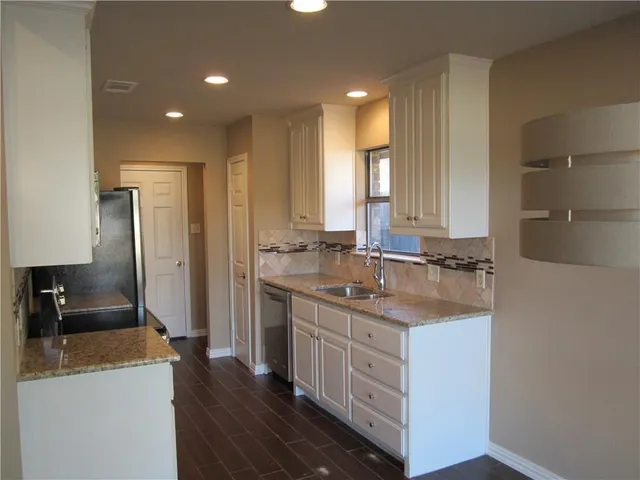 $2,600 | 209 Ginger Lane, Euless, TX 76039