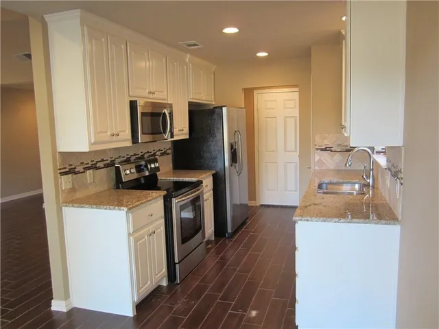 $2,600 | 209 Ginger Lane, Euless, TX 76039