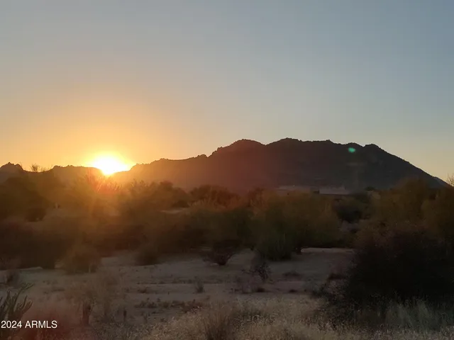 a view of a dry field