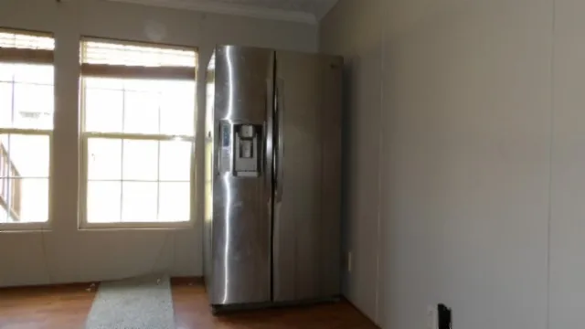 a view of an empty room and window