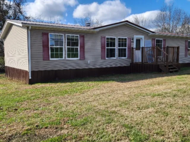 a view of front of a house with a yard