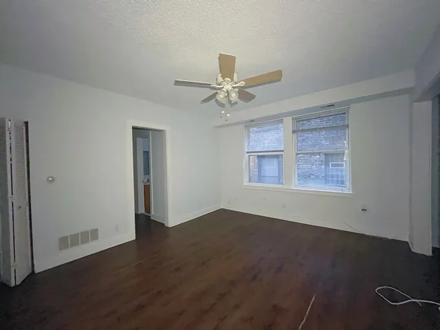 $1,250 | 3727 North Pine Grove Avenue, Unit 203, Chicago, IL 60613