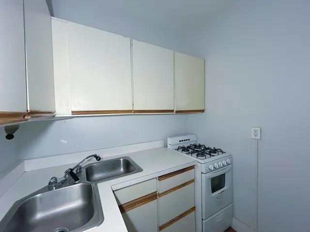 $1,250 | 3727 North Pine Grove Avenue, Unit 203, Chicago, IL 60613