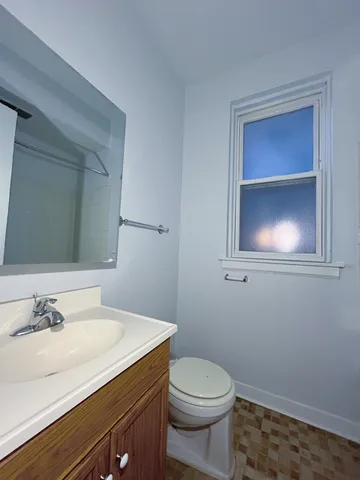 $1,250 | 3727 North Pine Grove Avenue, Unit 203, Chicago, IL 60613