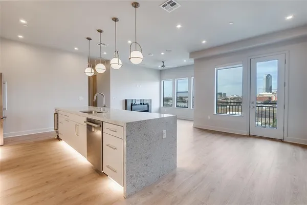 $575,000 | 1900 South Ervay Street, Unit 512, Dallas, TX 75215