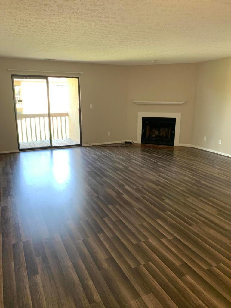 2265 Hedgerow Road, Unit 2265F Columbus, OH 43220 - Photo 4 of 18 Living room