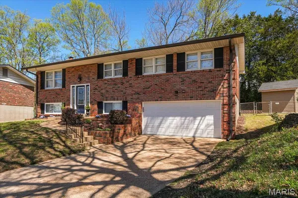 $359,900 | 3201 Yorkchester Drive, St. Louis, MO 63129