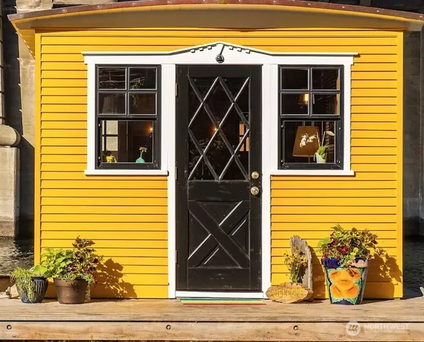 a view of entrance door of the house