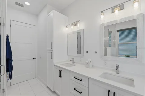 a view of entryway and hall