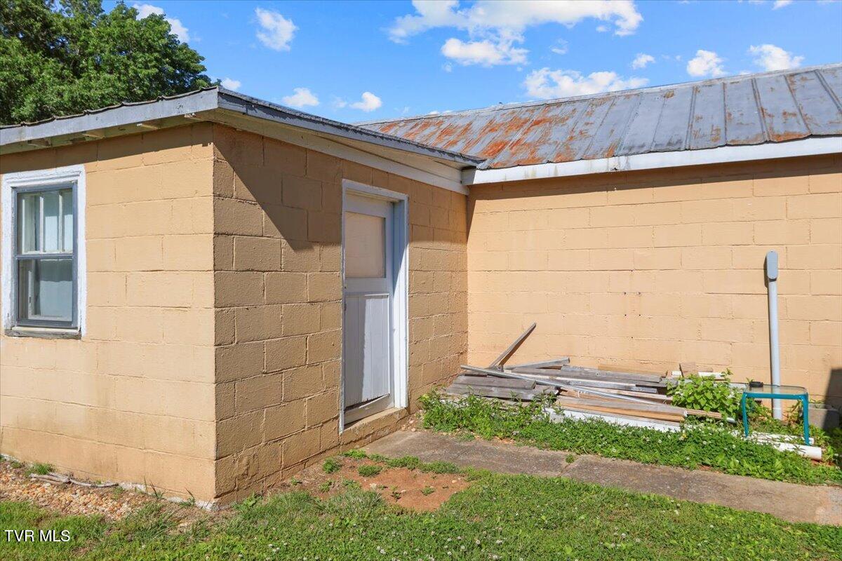 599 Harlan Street Greeneville, TN 37745 - Photo 24 of 38 28-Garage
