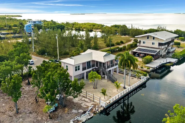 a picture of city view with sitting space