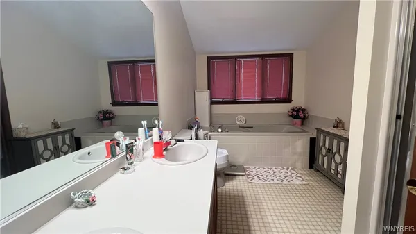 $379,900 | 204 Holiday Lane, Hamburg, NY 14075