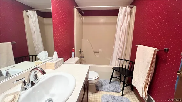 $379,900 | 204 Holiday Lane, Hamburg, NY 14075