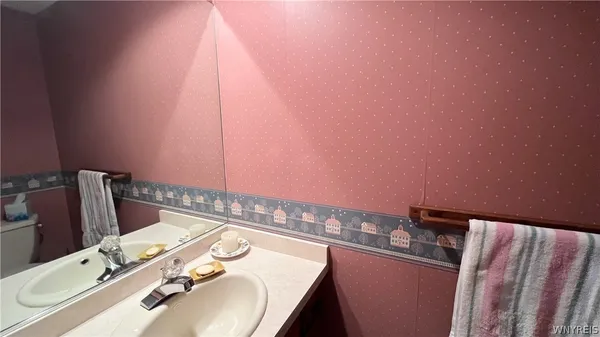 $379,900 | 204 Holiday Lane, Hamburg, NY 14075