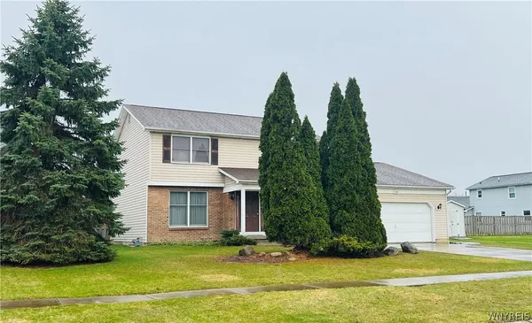 $379,900 | 204 Holiday Lane, Hamburg, NY 14075