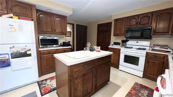 $379,900 | 204 Holiday Lane, Hamburg, NY 14075