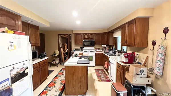 $379,900 | 204 Holiday Lane, Hamburg, NY 14075