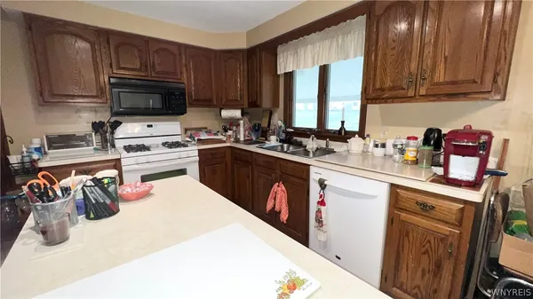 $379,900 | 204 Holiday Lane, Hamburg, NY 14075