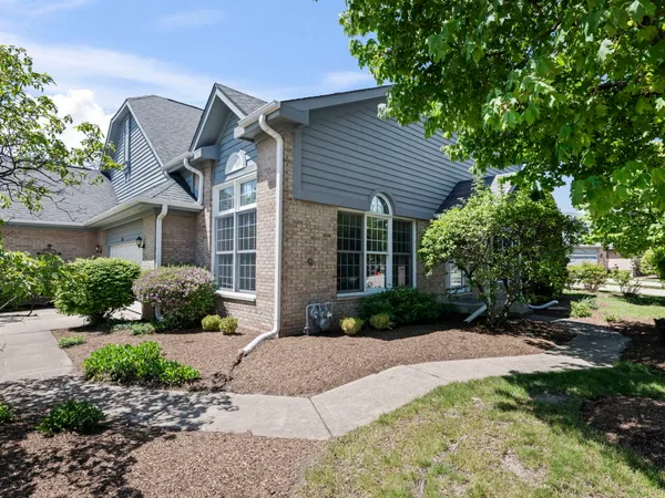 $499,000 | 301 Lynwood Circle, Bloomingdale, IL 60108
