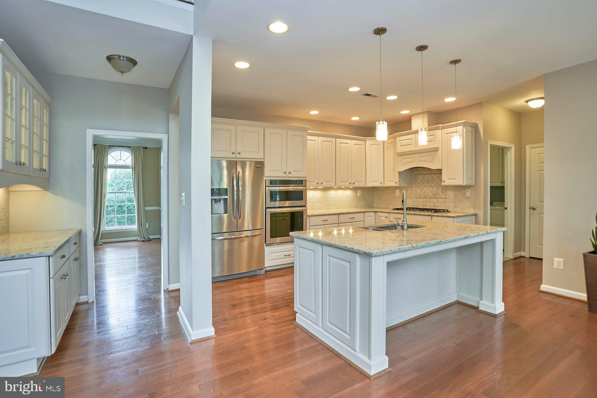 1303 Aldbury Way Reston, VA 20194 - Photo 5 of 62 Kitchen with Center Island