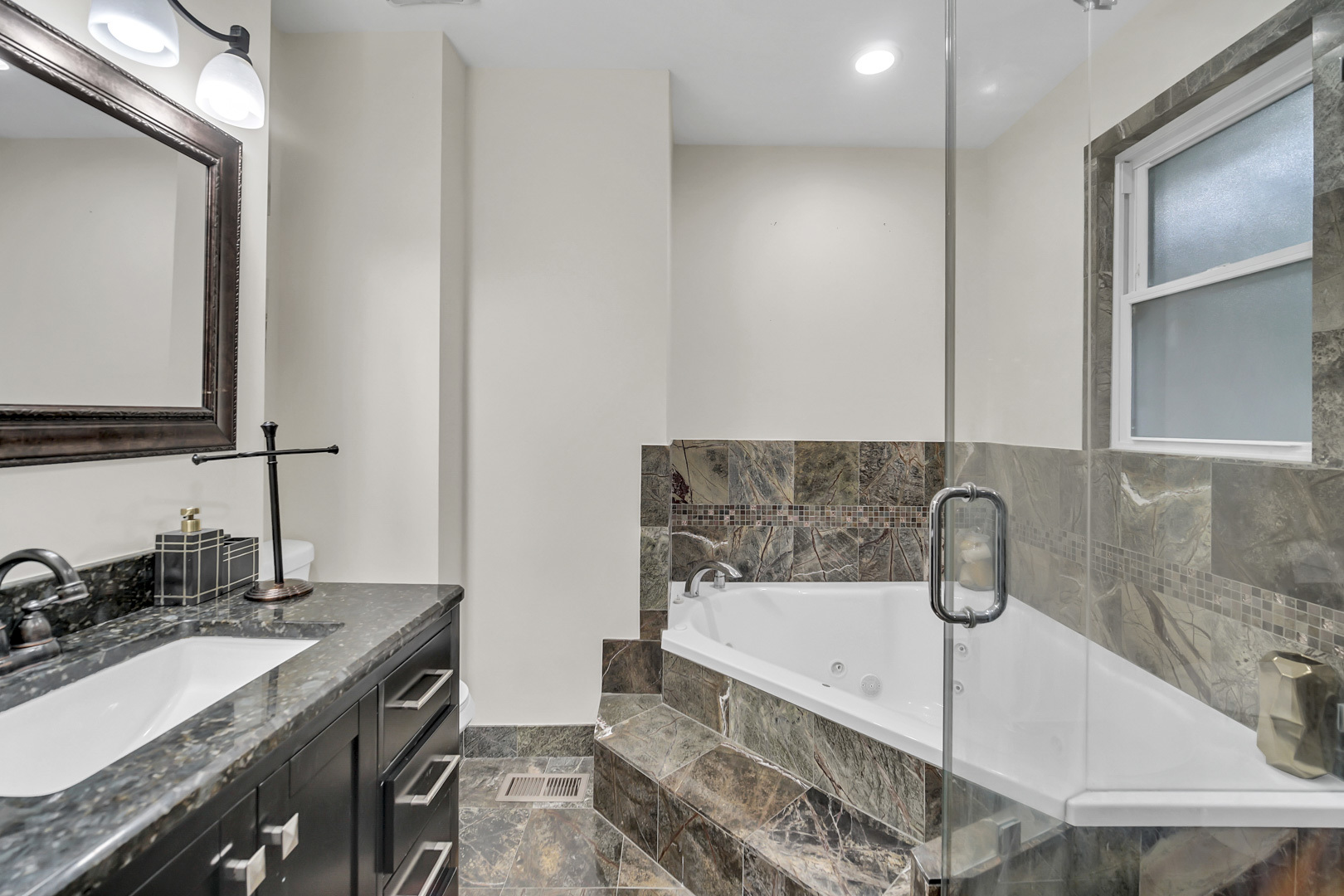 1041 Vernon Avenue Park Ridge, IL 60068 - Photo 14 of 29 Gallery Image 14