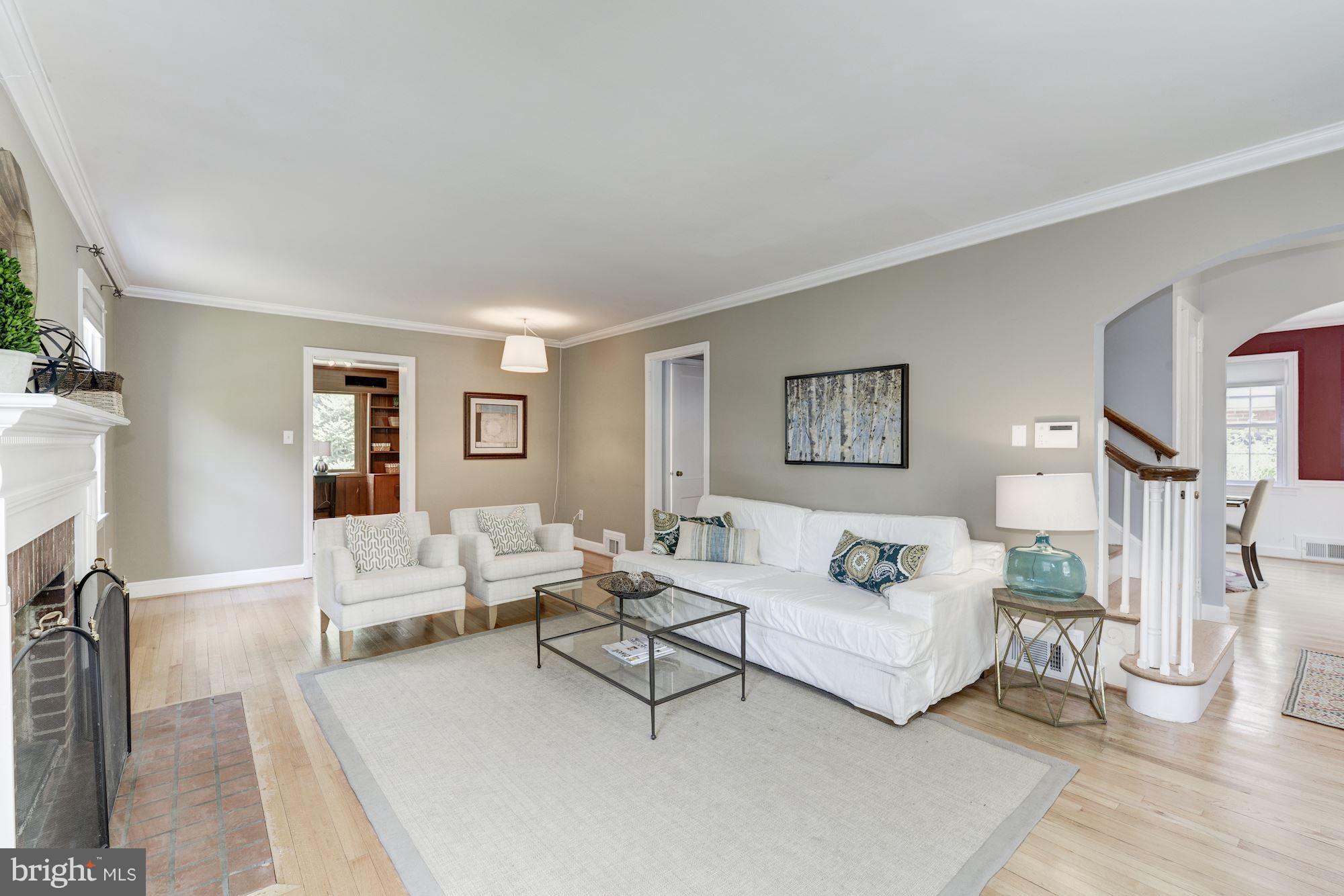 Very spacious living room