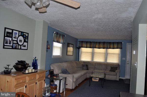 307 Capitol Court Baltimore, MD 21221 - Photo 11 of 28 Living Room