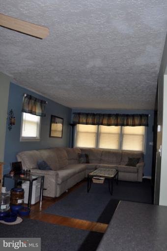307 Capitol Court Baltimore, MD 21221 - Photo 12 of 28 Living Room