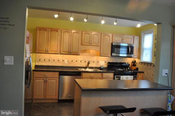307 Capitol Court Baltimore, MD 21221 - Photo 3 of 28 Kitchen