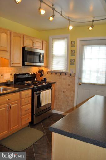 307 Capitol Court Baltimore, MD 21221 - Photo 4 of 28 Kitchen