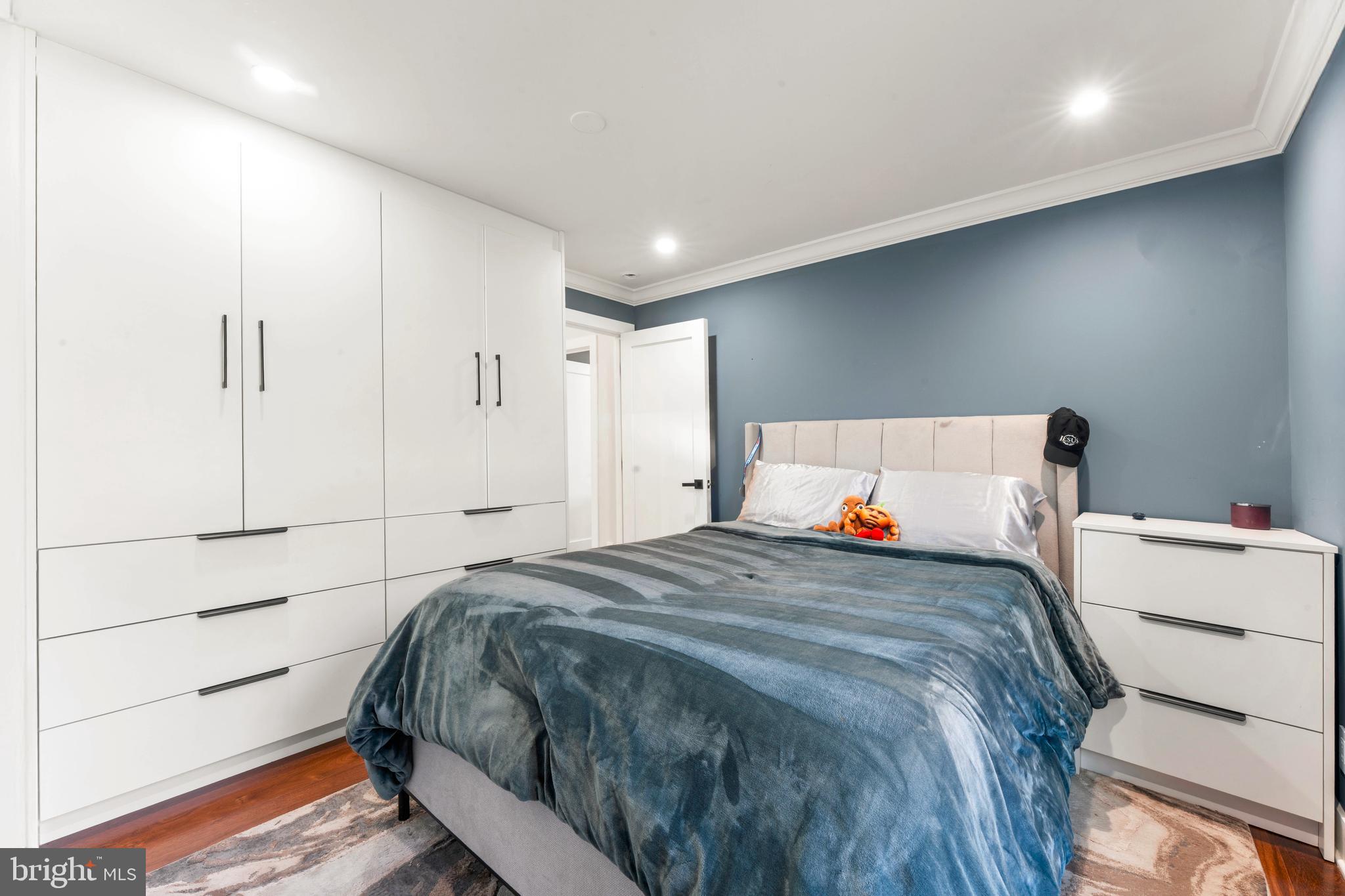 528 Hoyt Road Huntingdon Valley, PA 19006 - Photo 39 of 56 a bedroom with a bed and a closet