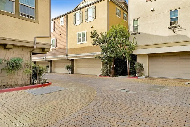 $4,000 | 7209 North Chestnut Lane, Van Nuys, CA 91405