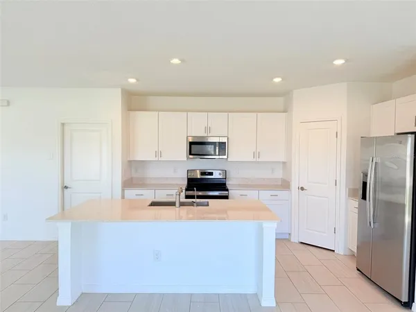 $2,350 | 11737 Radiant Shr Loop, San Antonio, FL 33576