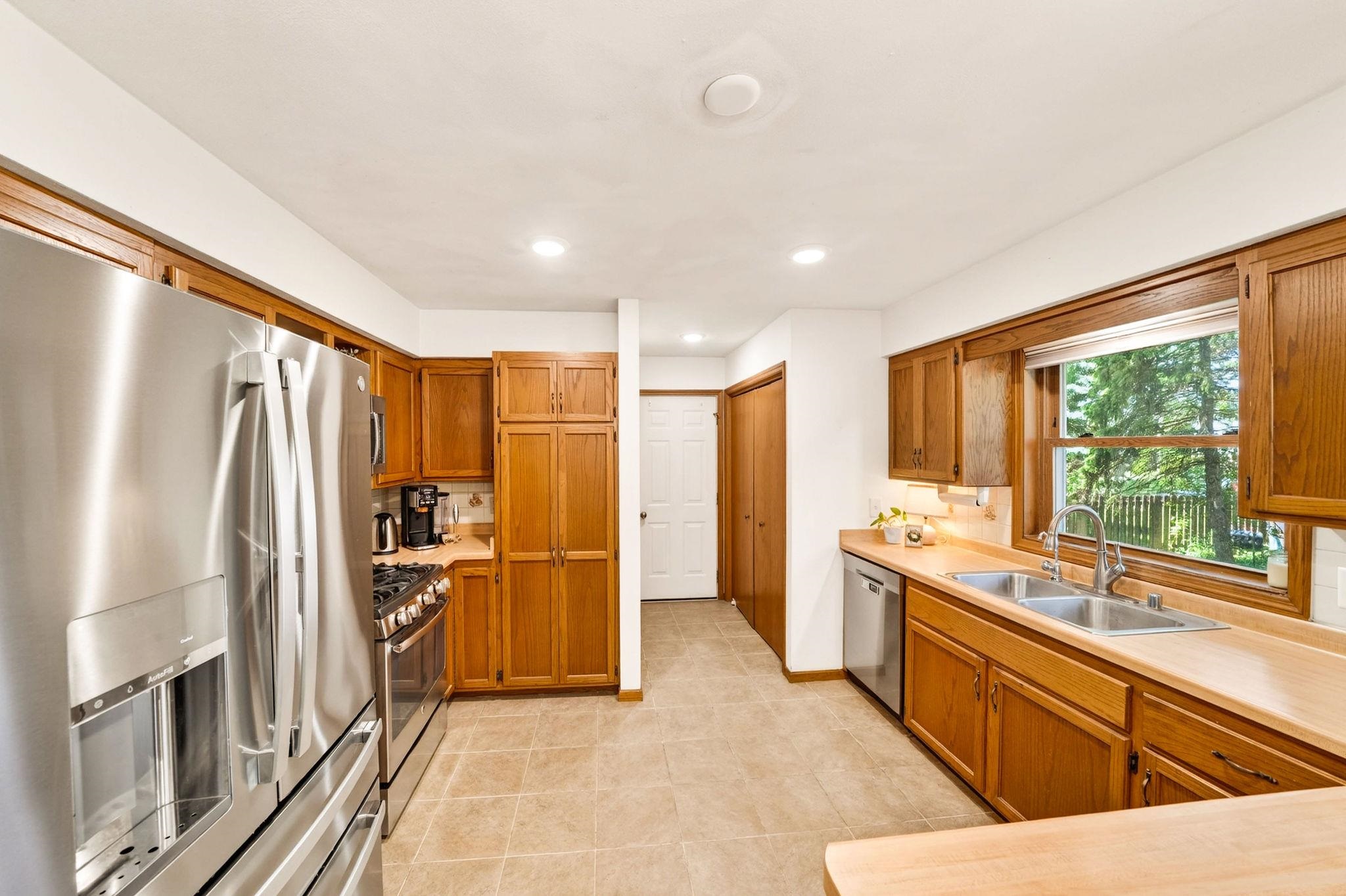 1572 Boulder Way Sun Prairie, WI 53590 - Photo 12 of 50