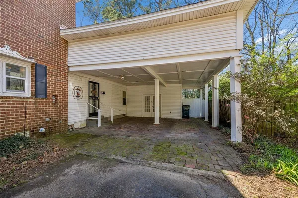 a view of a house with backyard