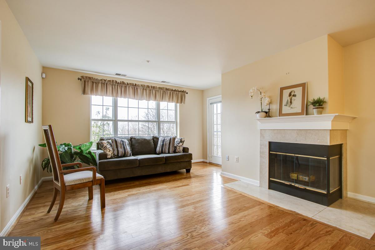 402 Ridgepoint Place, Unit 16 Gaithersburg, MD 20878 - Photo 5 of 33 Living Room Area