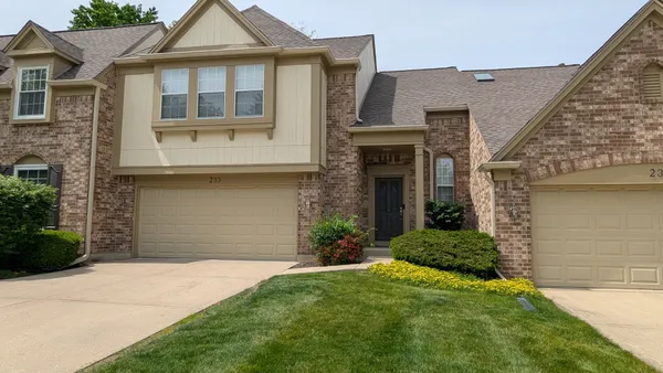 $490,000 | 233 Lorraine Circle, Bloomingdale, IL 60108