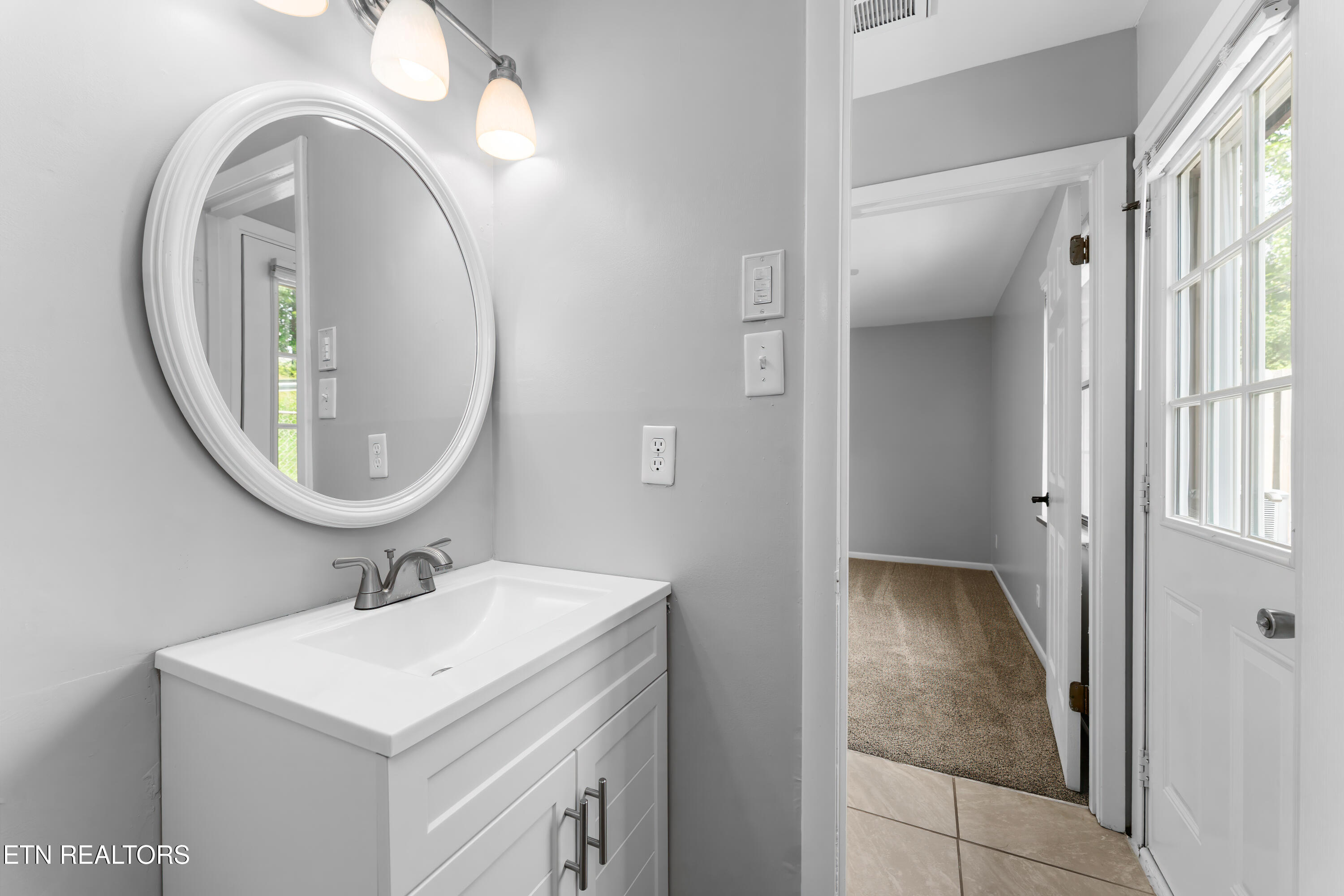 2702 Sood Road, Unit 3 Knoxville, TN 37921 - Photo 14 of 30 Main Level Full Bath