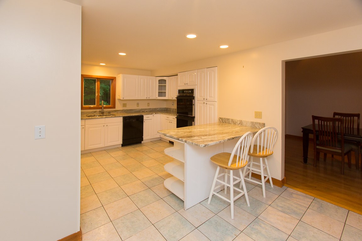 68 Mid. Dunstable Road Nashua, NH 03062 - Photo 11 of 36