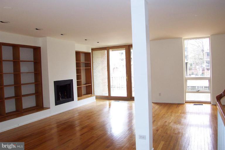 1670 Chimney House Road Reston, VA 20190 - Photo 2 of 16 Living Room/Dining Room