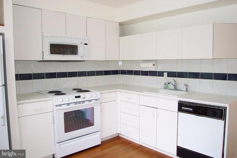 1670 Chimney House Road Reston, VA 20190 - Photo 3 of 16 Kitchen