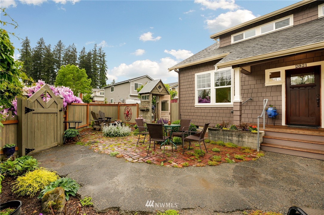 2821 Gibson Road Everett, WA 98204 - Photo 2 of 25