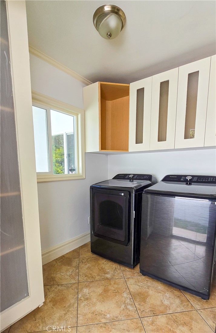 1496 Belleau Road Glendale, CA 91206 - Photo 15 of 35 Laundry