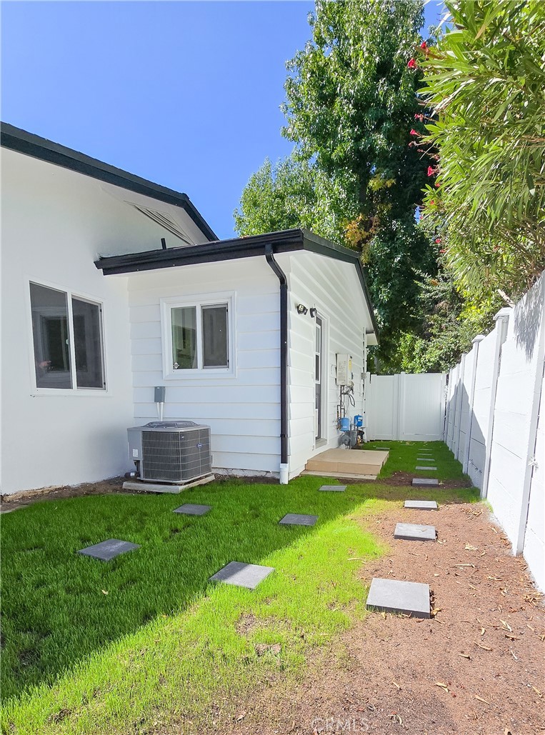 1496 Belleau Road Glendale, CA 91206 - Photo 29 of 35 Left Side Yard