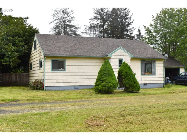 a view of a backyard of the house